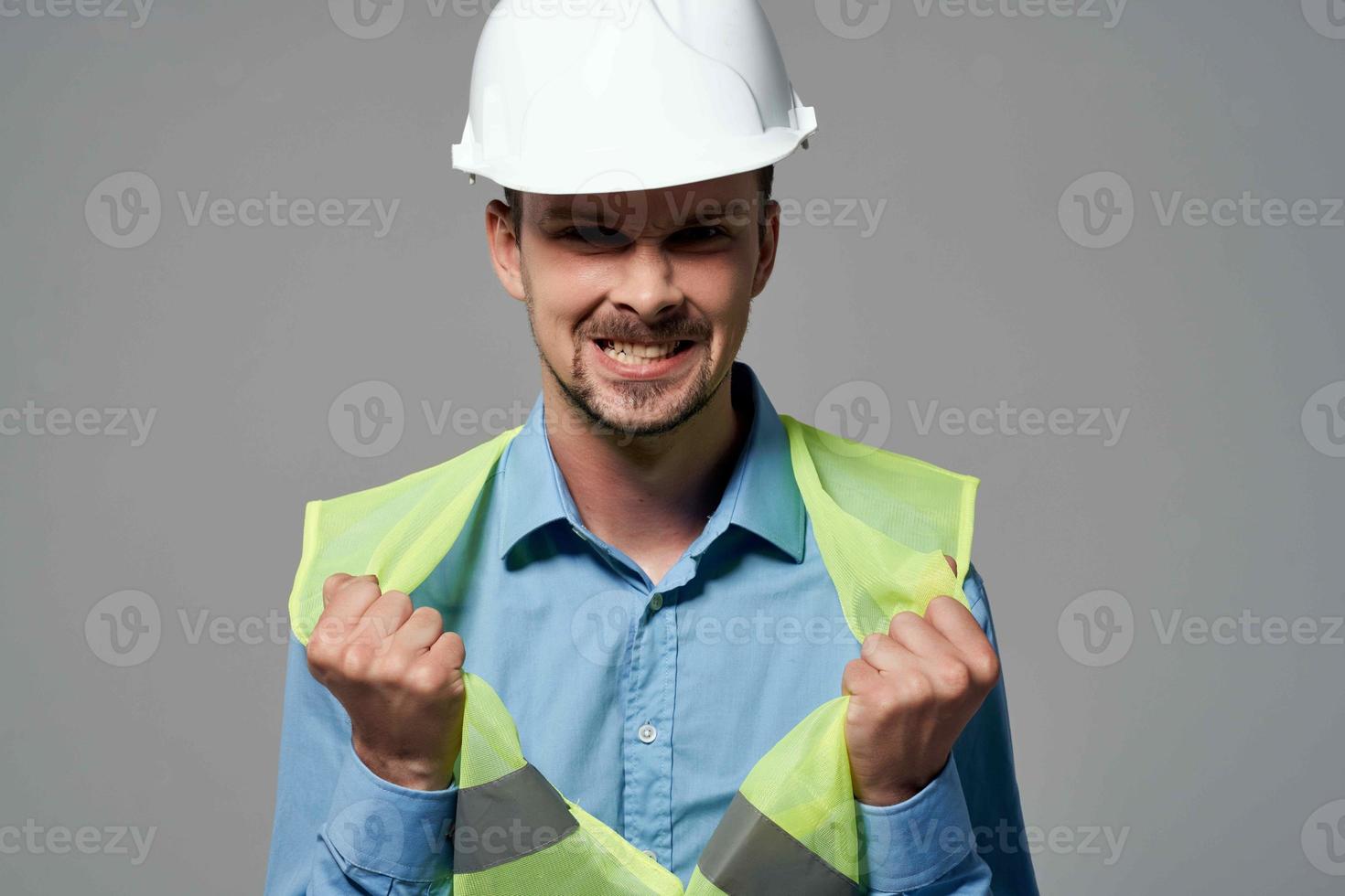 hombre en blanco casco planos constructor aislado antecedentes foto