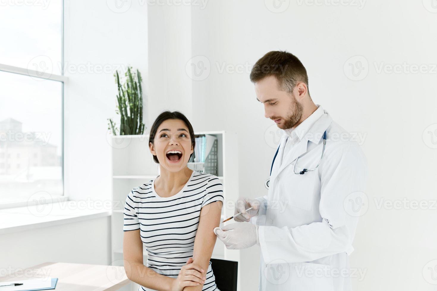 mujer temeroso de inyecciones temor de vacunación tratamiento foto