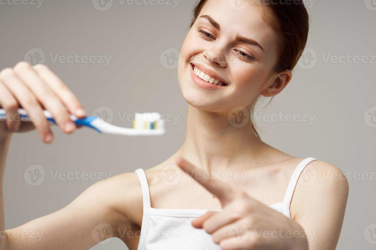 alegre mujer cepillo de dientes higiene pasta dental foto