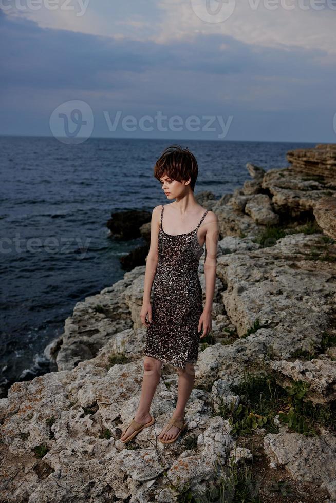 bonito mujer mar piedras libertad posando elegancia foto