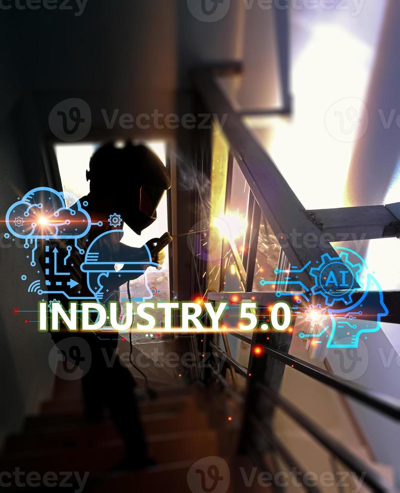 The concept of Industrial Revolution No. 5 is to improve the production process to be more efficient. By working together between humans, intelligent systems and robots. photo