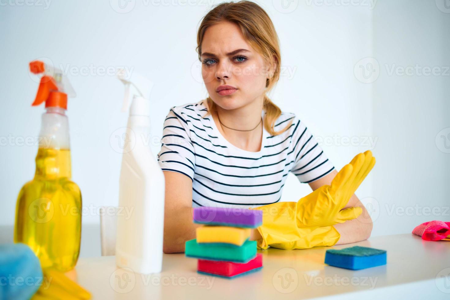 mujer a el mesa Lavado suministros tareas del hogar higiene Servicio foto