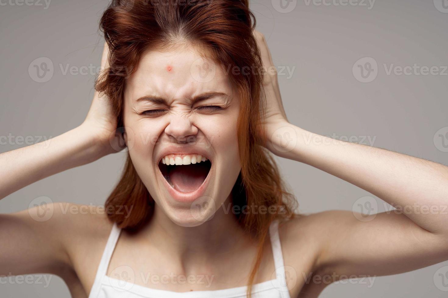 bonito mujer lupa cerca el cara higiene aislado antecedentes foto