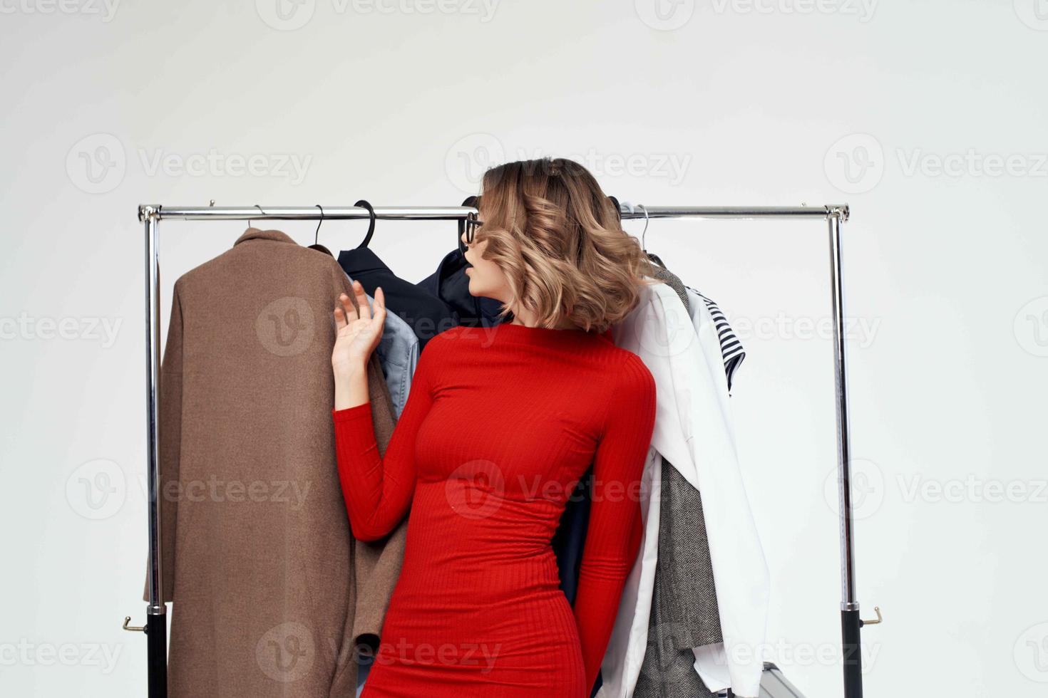 alegre mujer con lentes molesto en ropa tienda adicto a las compras ligero antecedentes foto