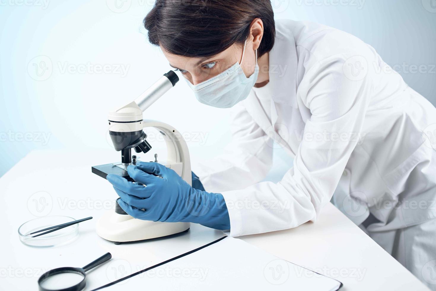 mujer en blanco Saco microscopio Ciencias trabajo profesionales foto