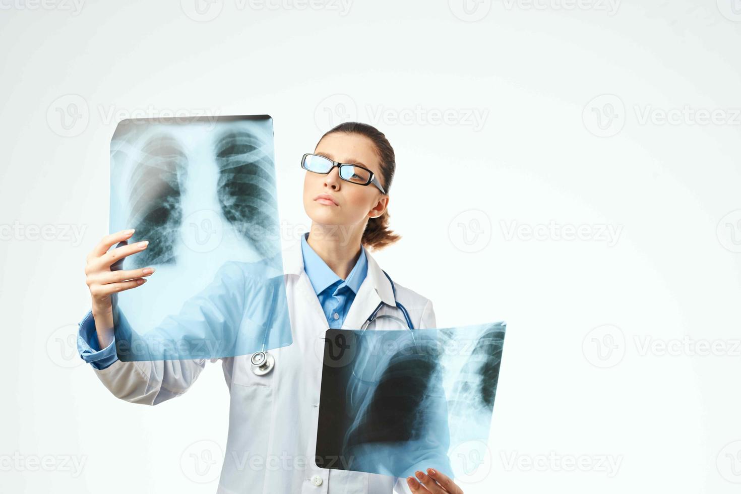 bonito mujer en blanco Saco radiografía diagnósticos examen foto