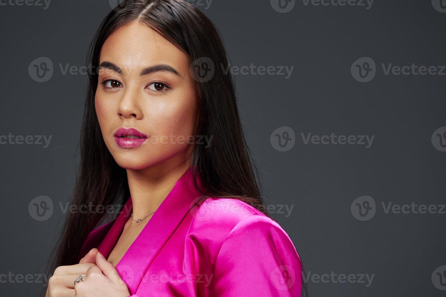 bonito mujer brillante maquillaje rosado vestir moderno estilo aislado antecedentes foto