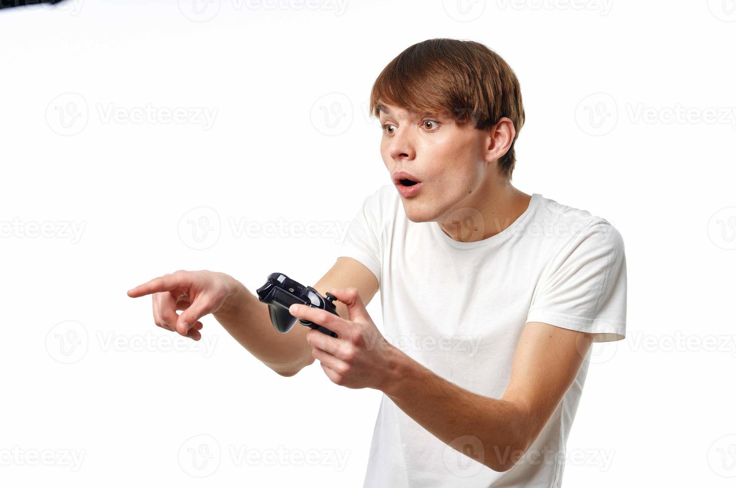 hombre en blanco camiseta con palancas de mando en manos jugando entretenimiento tecnología foto