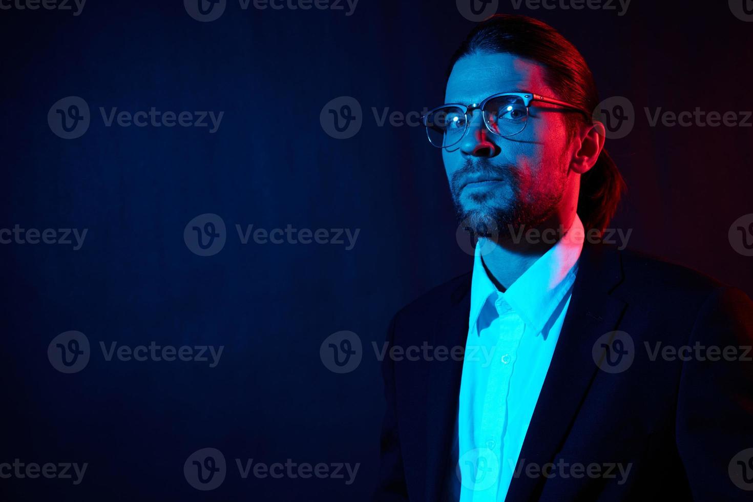 retrato de un hombre en disfraz posando Moda con lentes neón ligero foto