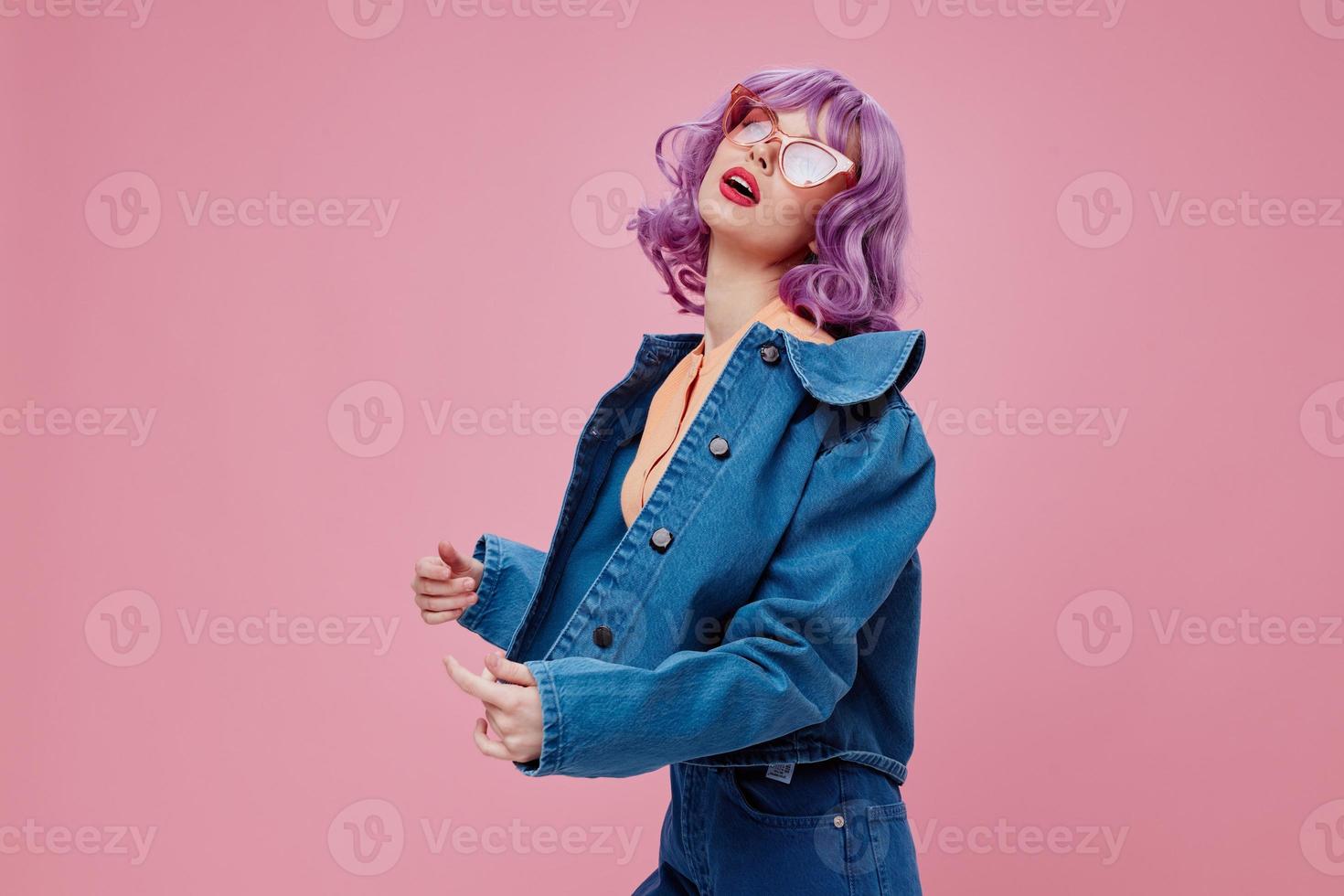 belleza Moda mujer púrpura peinado rojo labios mezclilla chaqueta divertido rosado antecedentes inalterado foto