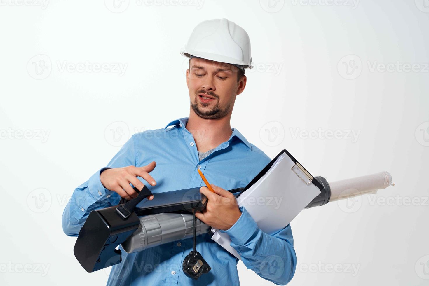 alegre hombre en construcción uniforme ingeniero trabajo dibujos profesional foto