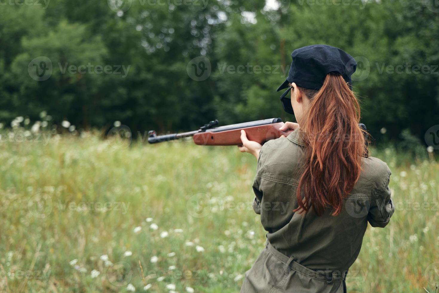 mujer en al aire libre puntería con armas Fresco aire caza estilo de vida armas foto
