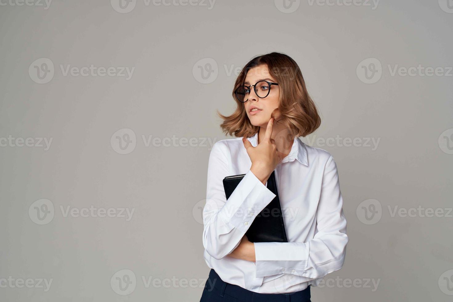 negocio mujer en blanco camisa documentos profesional oficina foto