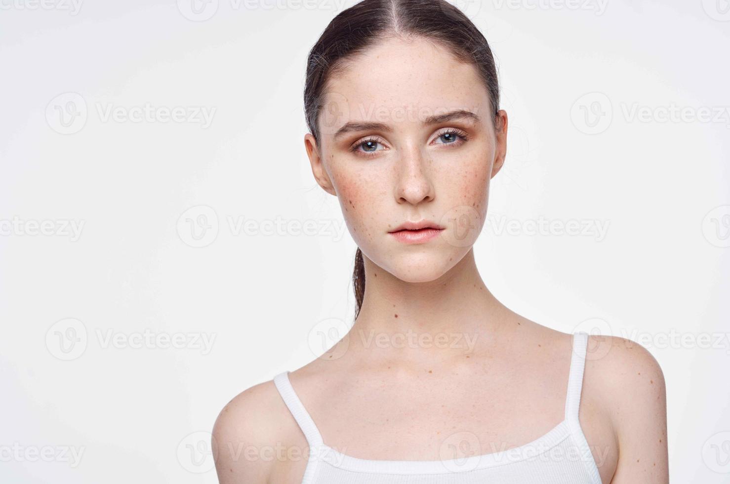 bonito mujer en blanco camiseta limpiar cuero de cerca aislado antecedentes foto