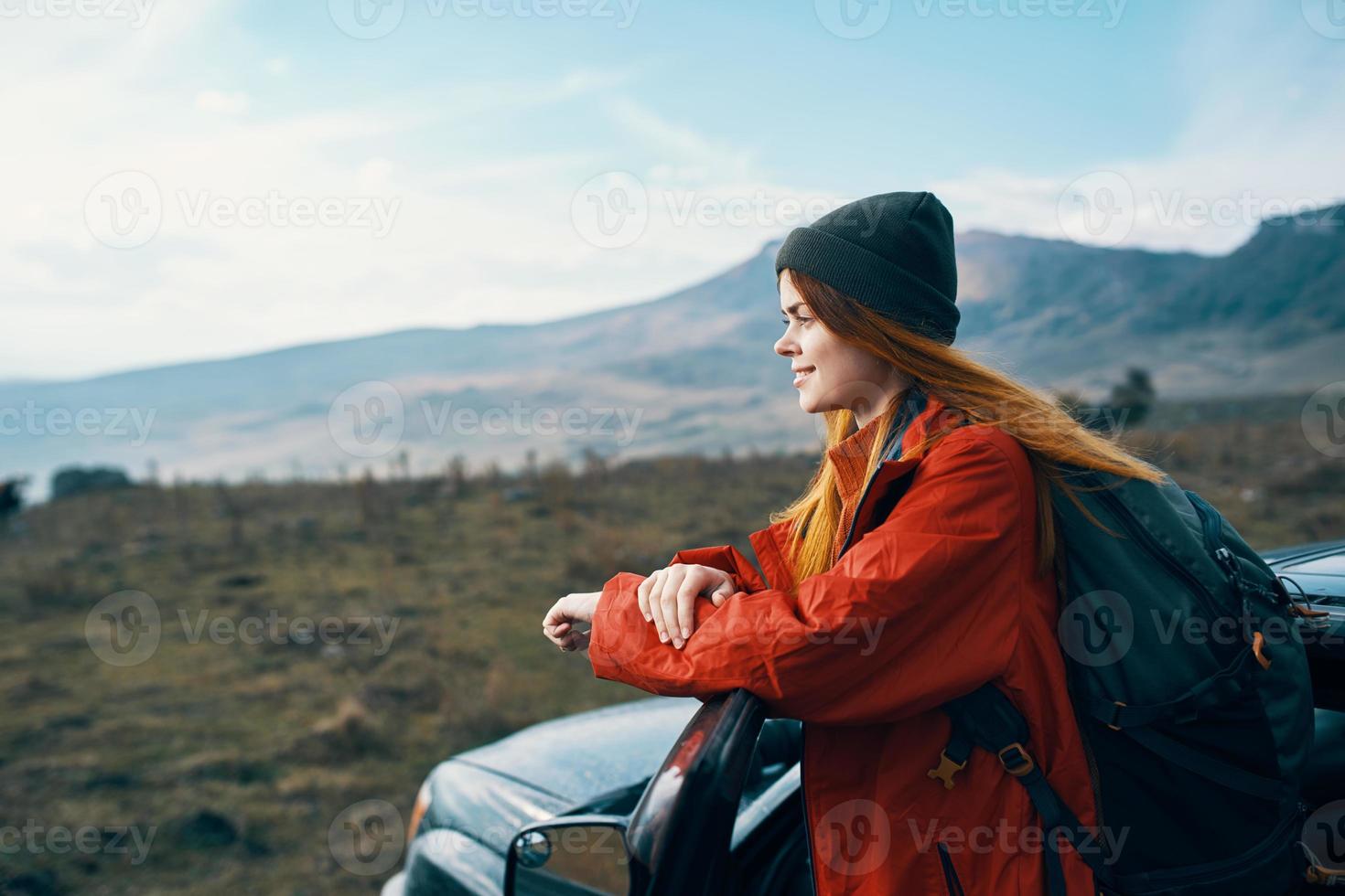 mujer caminante viaje mochila coche montañas paisaje foto