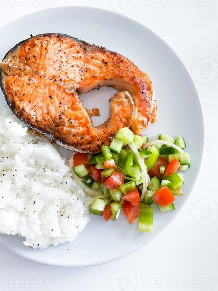 sano equilibrado comida almuerzo plato - horneado salmón foto