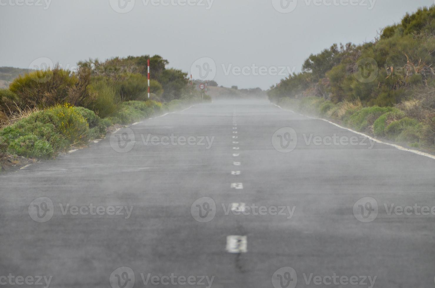 la carretera mediante el escénico paisaje foto