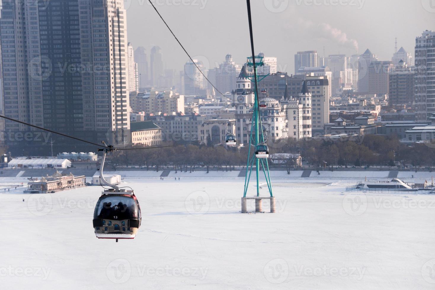 teleférico levantar a través de el songhua río en invierno, horizonte de canciónhuajiang río en Harbin foto