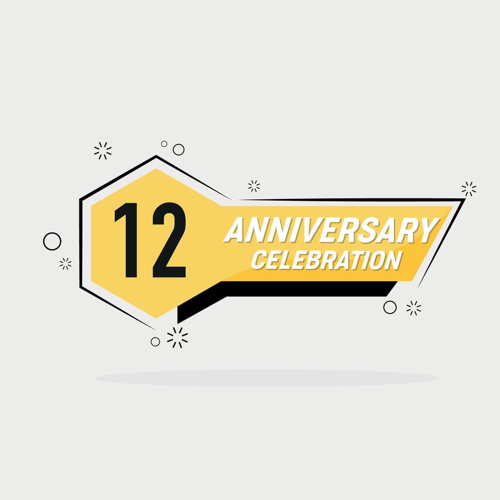 12 años aniversario logo vector diseño con amarillo geométrico forma con gris antecedentes