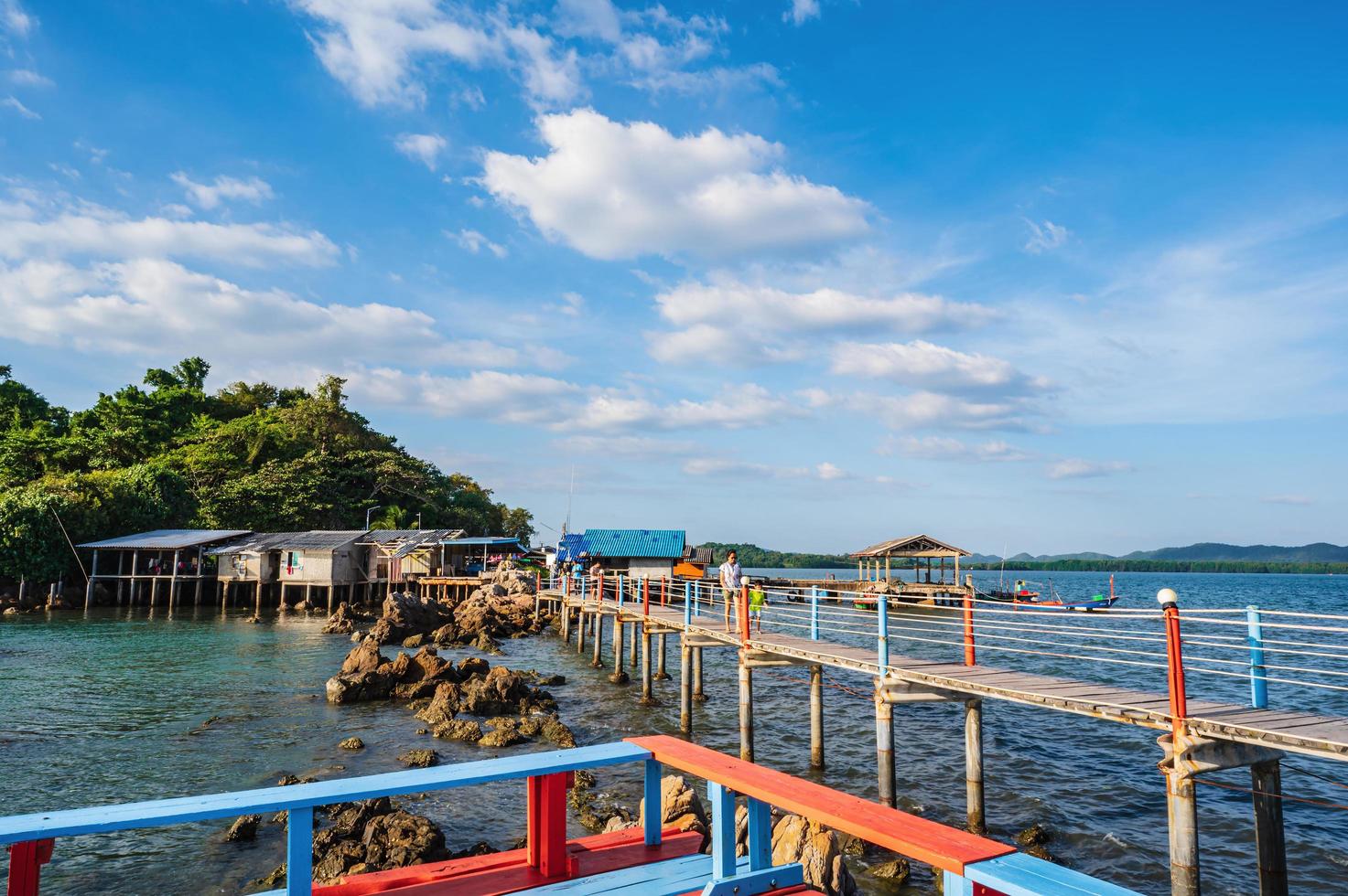 de madera puente en el Oceano con hermosa marina a jaedee klang nam punto de vista baan Hua laem chanthaburi ciudad tailandia foto