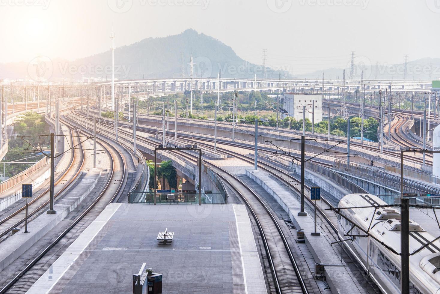 alta velocidad tren y vía férrea a tren terminal foto