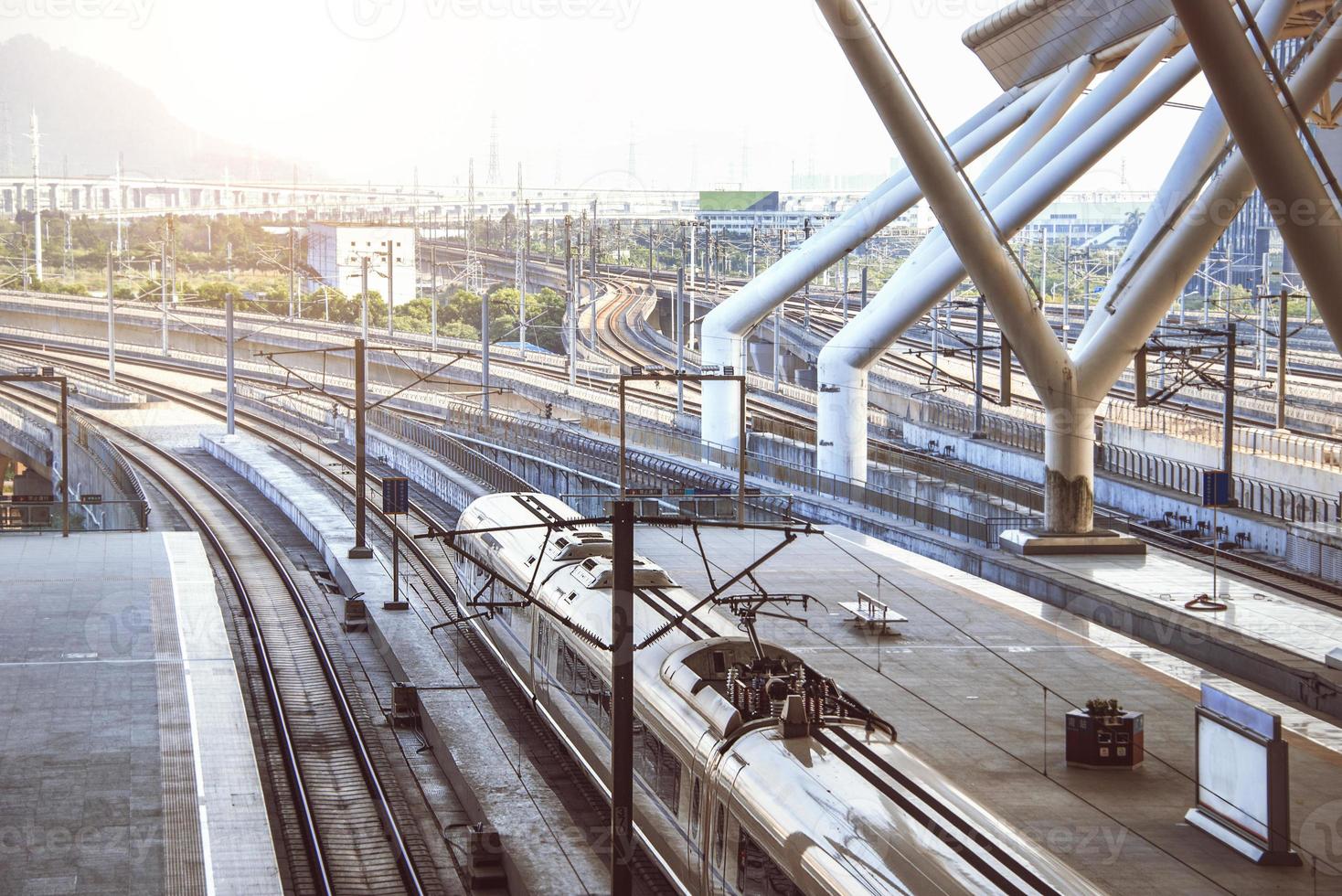 alta velocidad tren y vía férrea a tren terminal foto