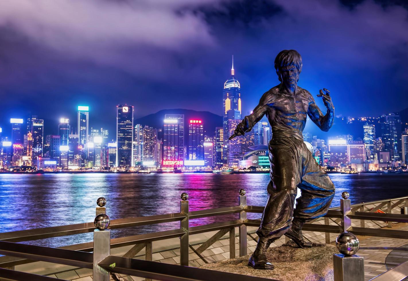 hong Kong junio 08, bruce poso estatua a noche en hong de kong vicotria puerto, jun 08 ,2015 en Hong Kong foto