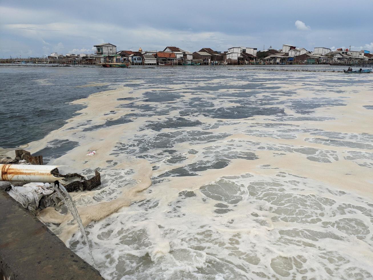 espumoso mar agua en el desagüe carbón despedido poder planta. el foto es adecuado a utilizar para residuos agua póster, poder planta actividad y ambiente contenido medios de comunicación.