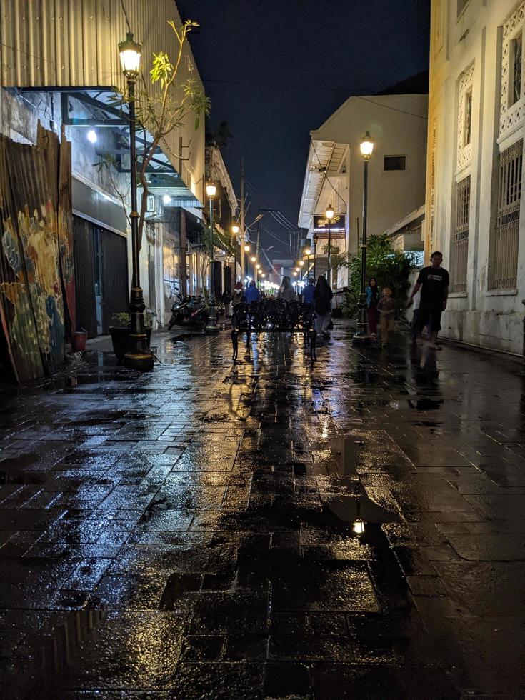 noche caminante en el ligero de céntrico ciudad. el foto es adecuado a utilizar para ciudad paisaje antecedentes y noche ligero.