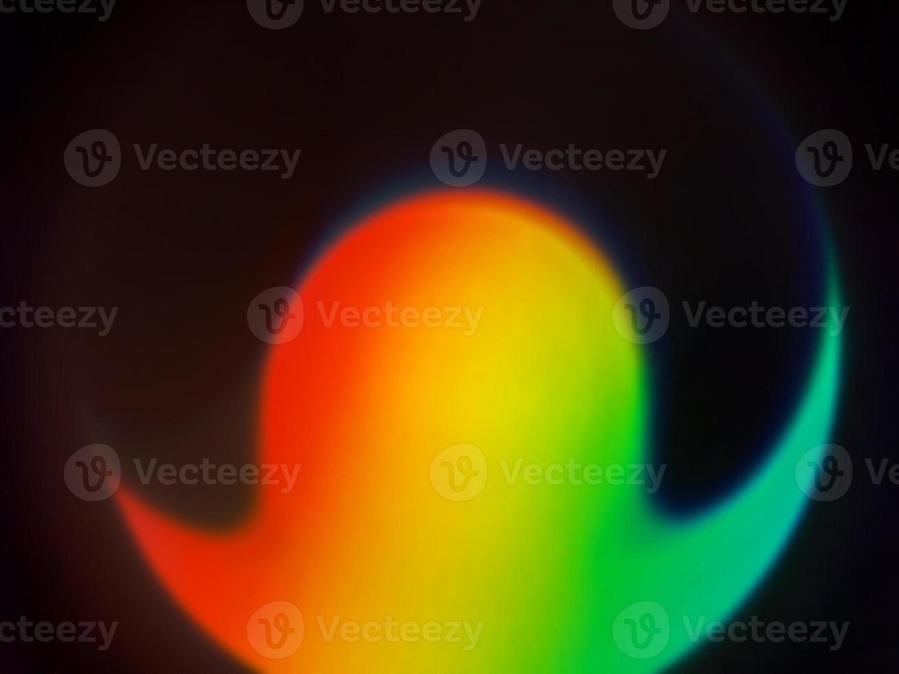 resumen borroso antecedentes con refractado arco iris haz de ligero en negro foto