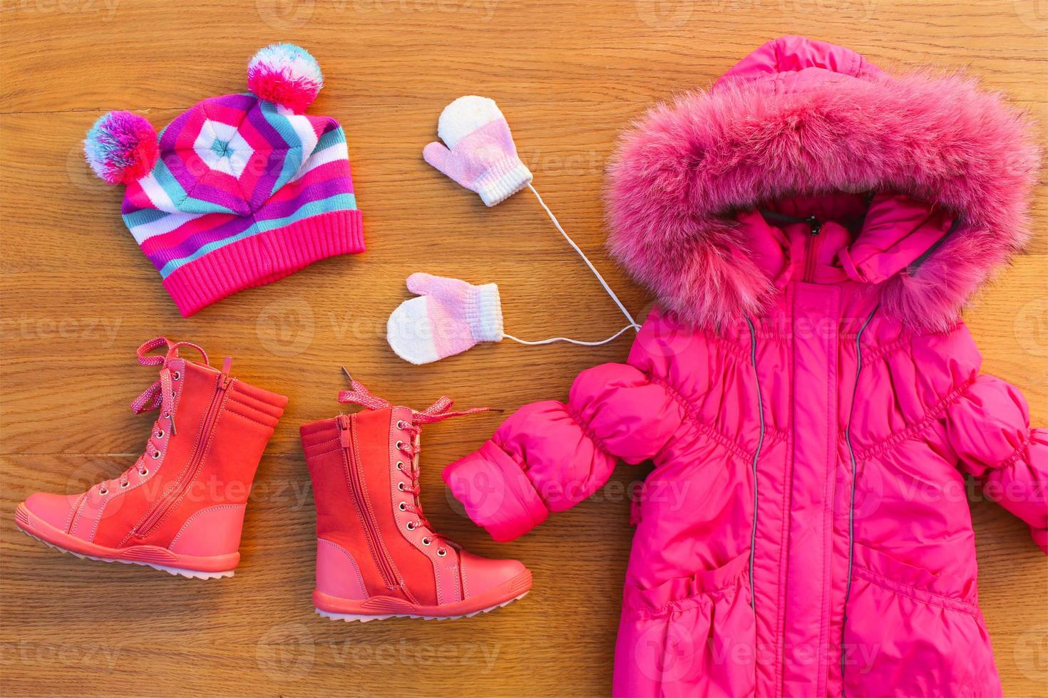 para niños invierno ropa calentar rosado chaqueta, sombrero, mitones, botas. parte superior vista. foto