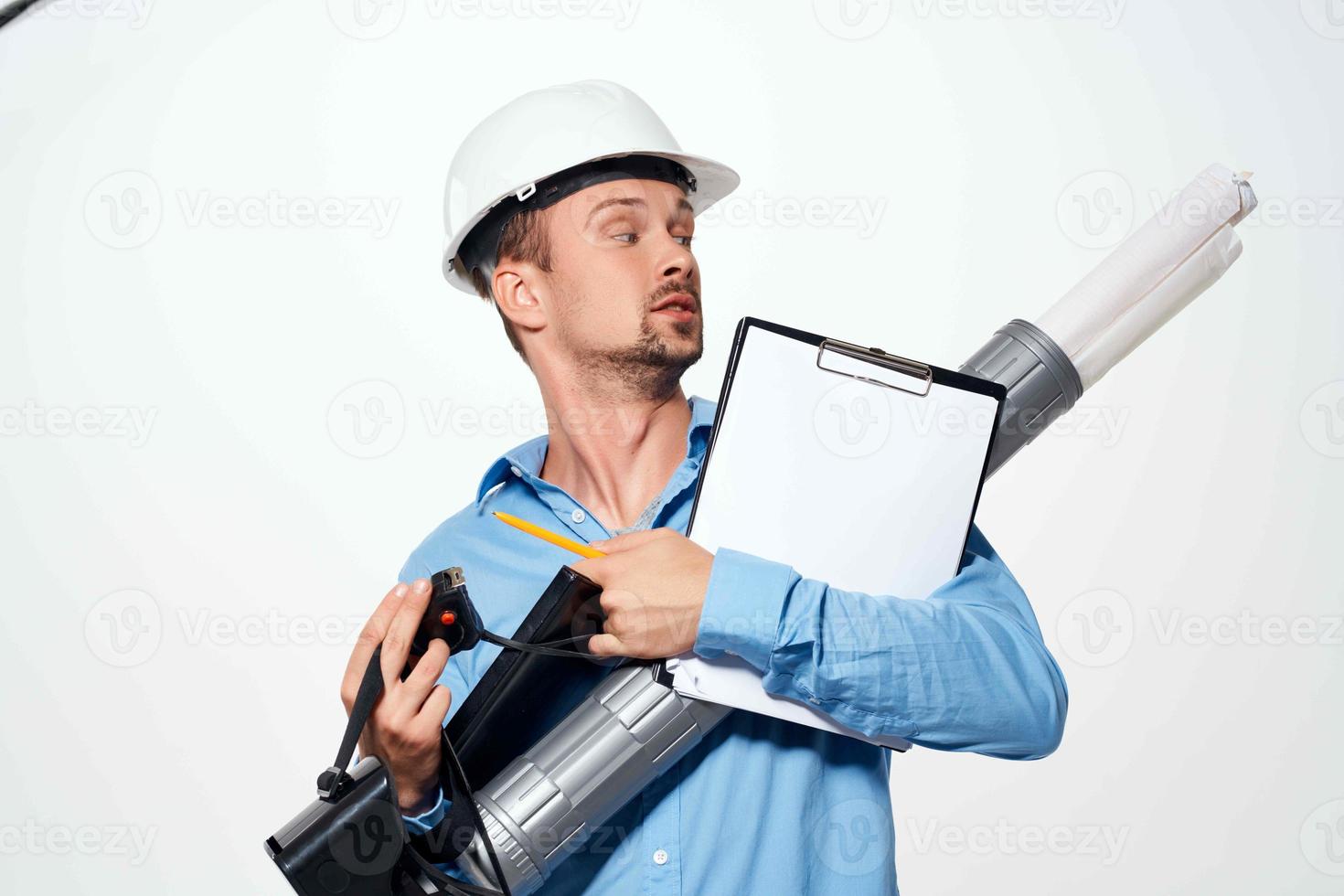 un ingeniero en un blanco casco dibujos documentos profesionales trabajo foto