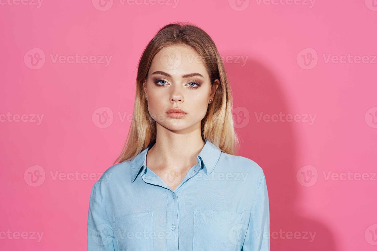 bonito rubia en azul camisa productos cosméticos rosado antecedentes foto