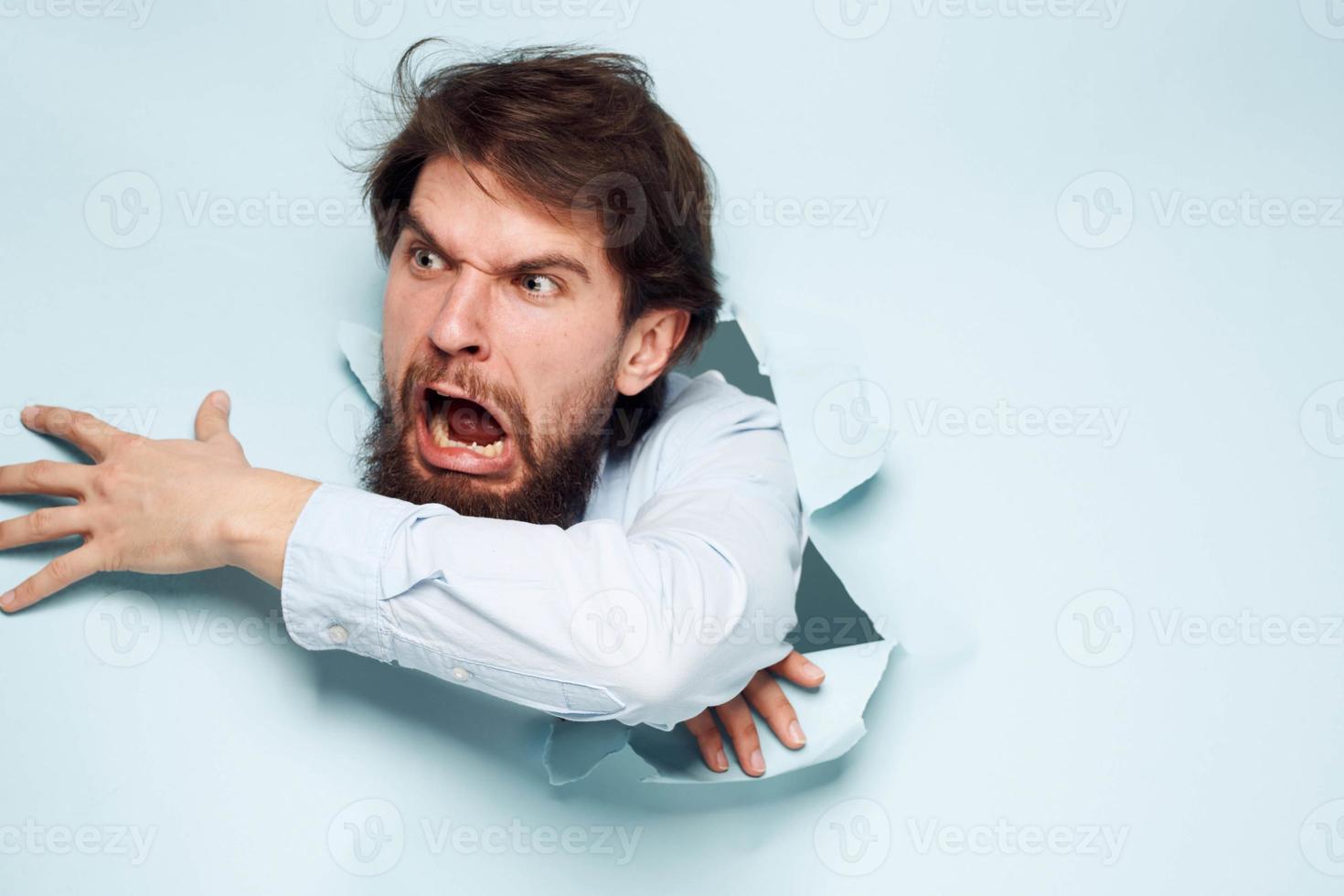 un hombre rompe mediante un pared de emoción a un trabajo oficina oficial foto