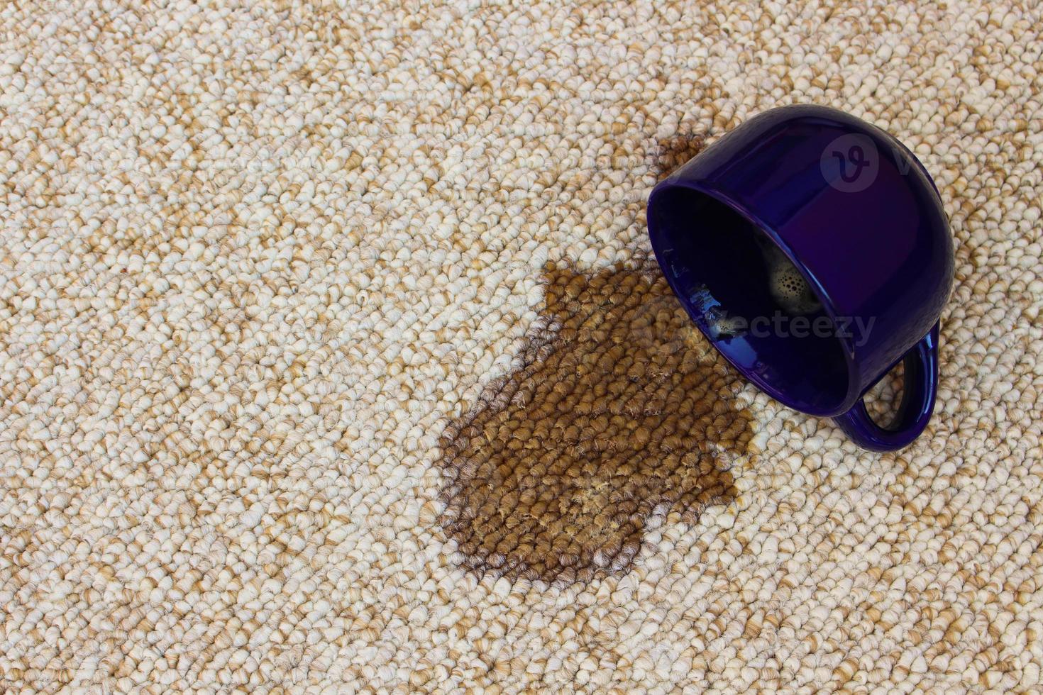 café derramado desde el taza en el alfombra foto