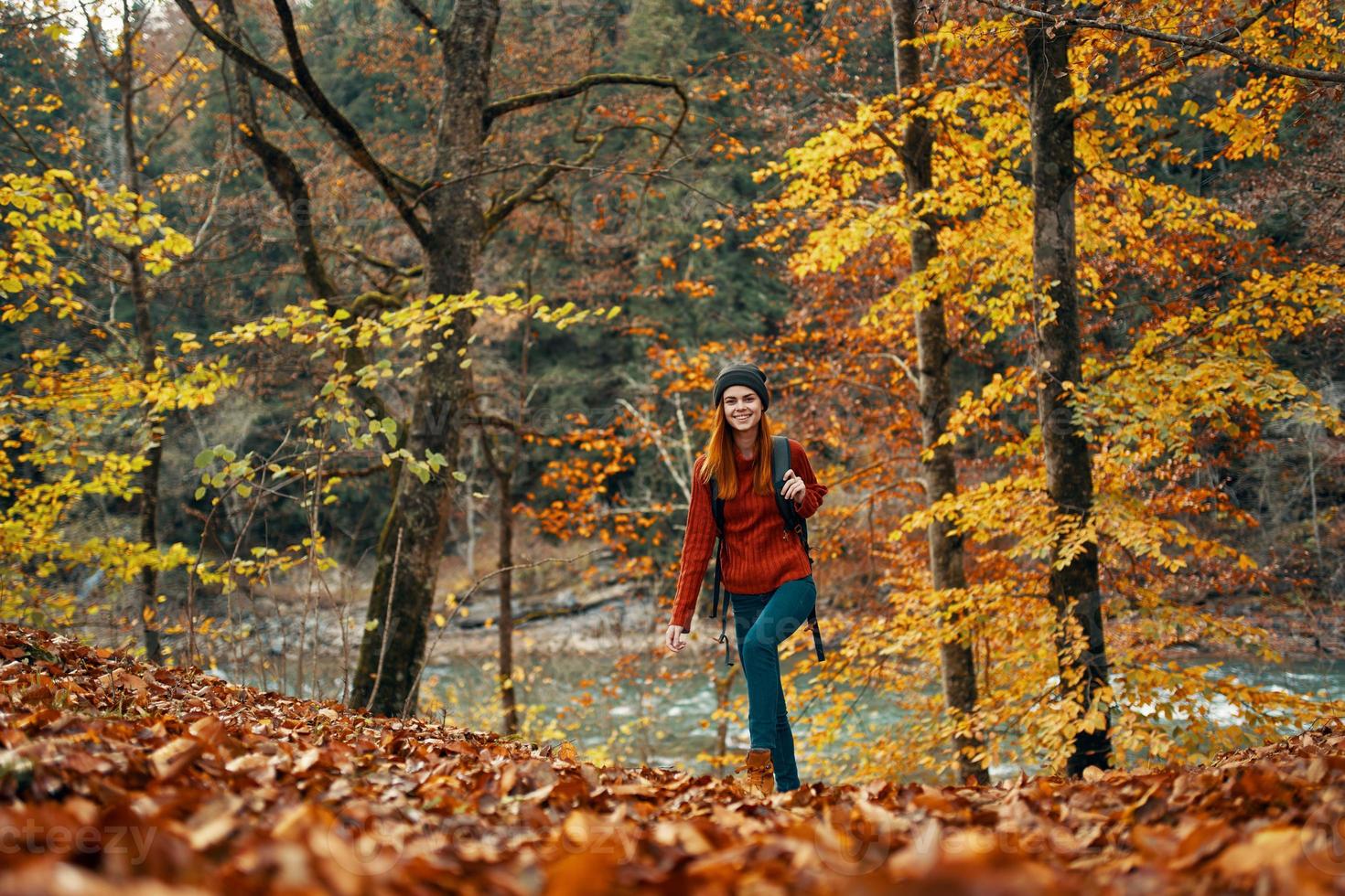 mujer viajes en otoño bosque en naturaleza paisaje amarillo hojas en arboles turismo río lago foto