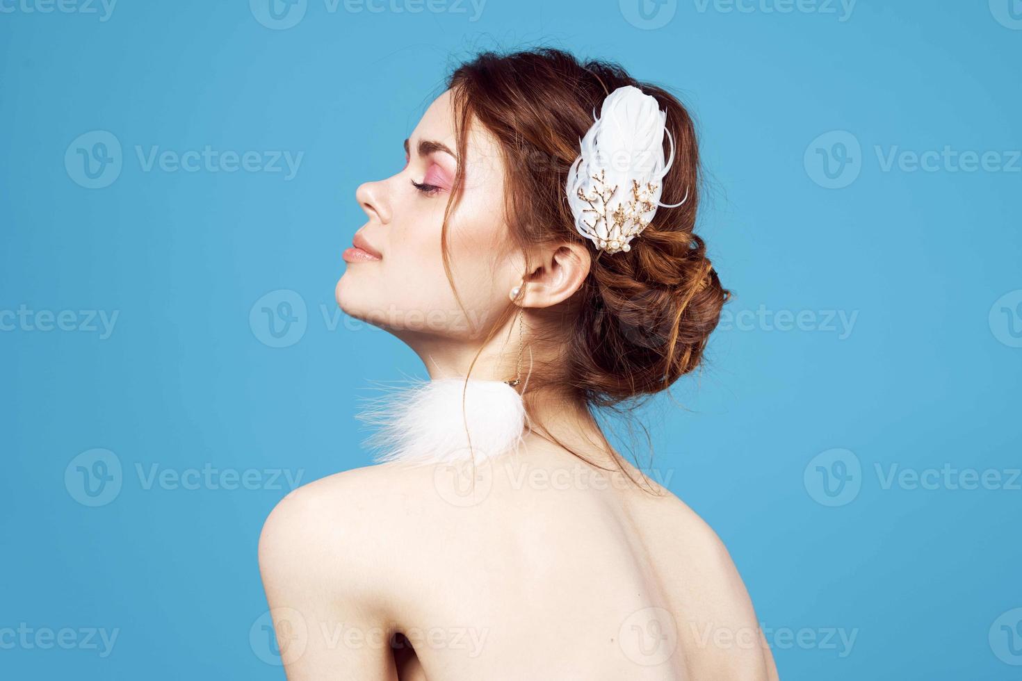 bonito mujer con desnudo espalda encanto brillante maquillaje glamour azul antecedentes foto