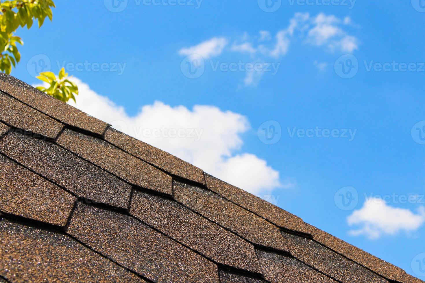 el techo de el casa en el antecedentes de el cielo foto