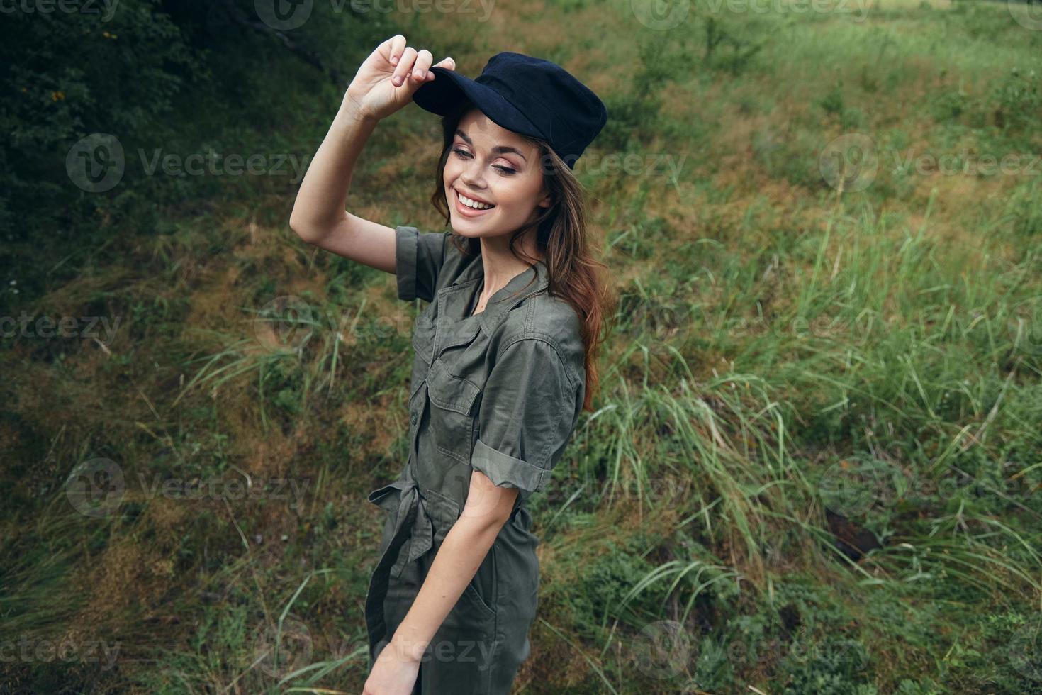 retrato de un mujer alegre sonrisa negro gorra naturaleza Fresco aire verano foto