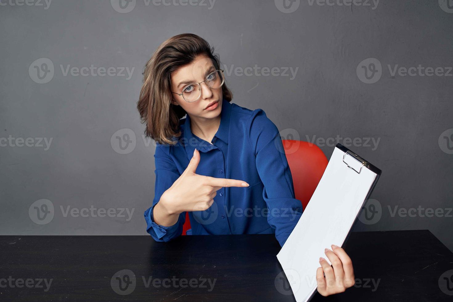 negocio mujer vistiendo lentes se sienta a el mesa blanco sábana Copiar espacio foto