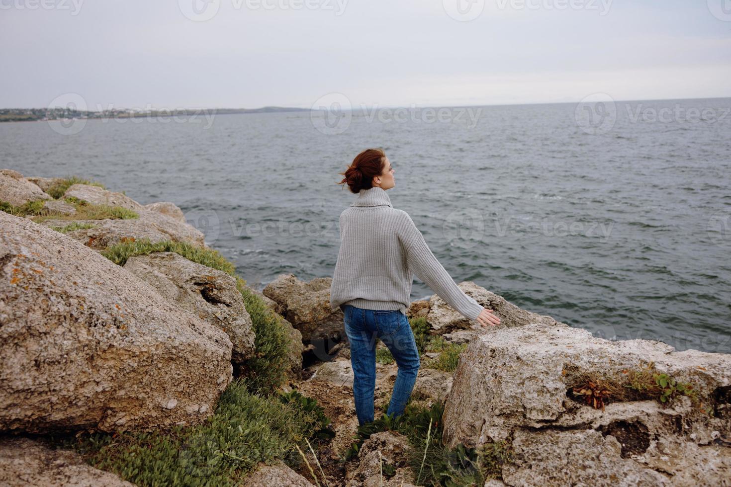 retrato de un mujer libertad caminar en el Roca costa hembra relajante foto