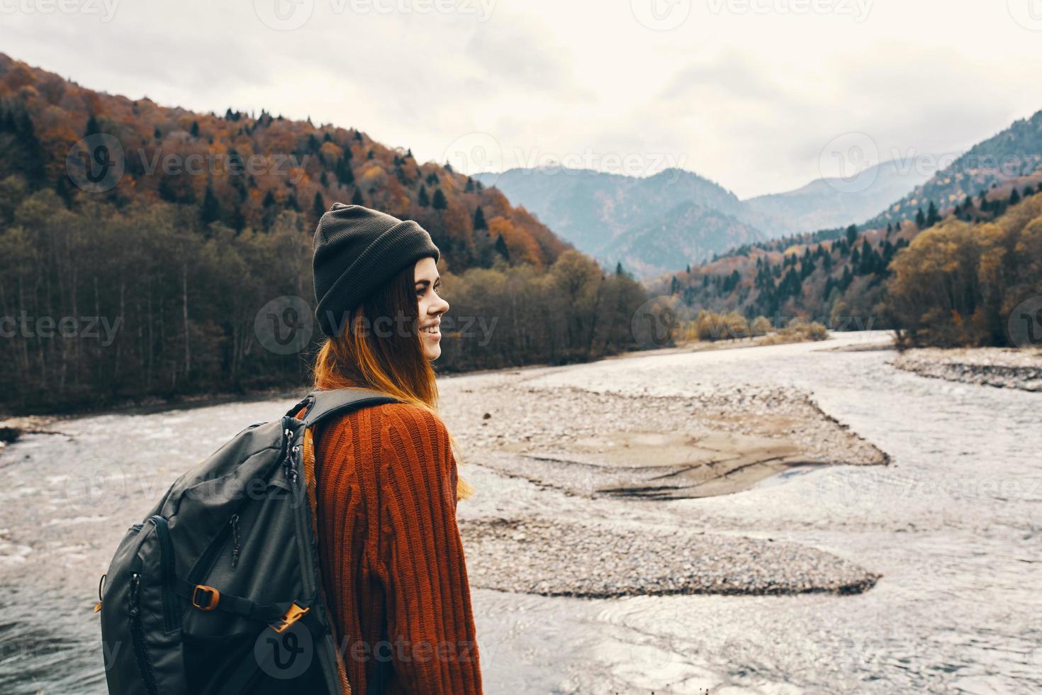 retrato de mujer viajero en montañas al aire libre cerca río paisaje recortado ver foto
