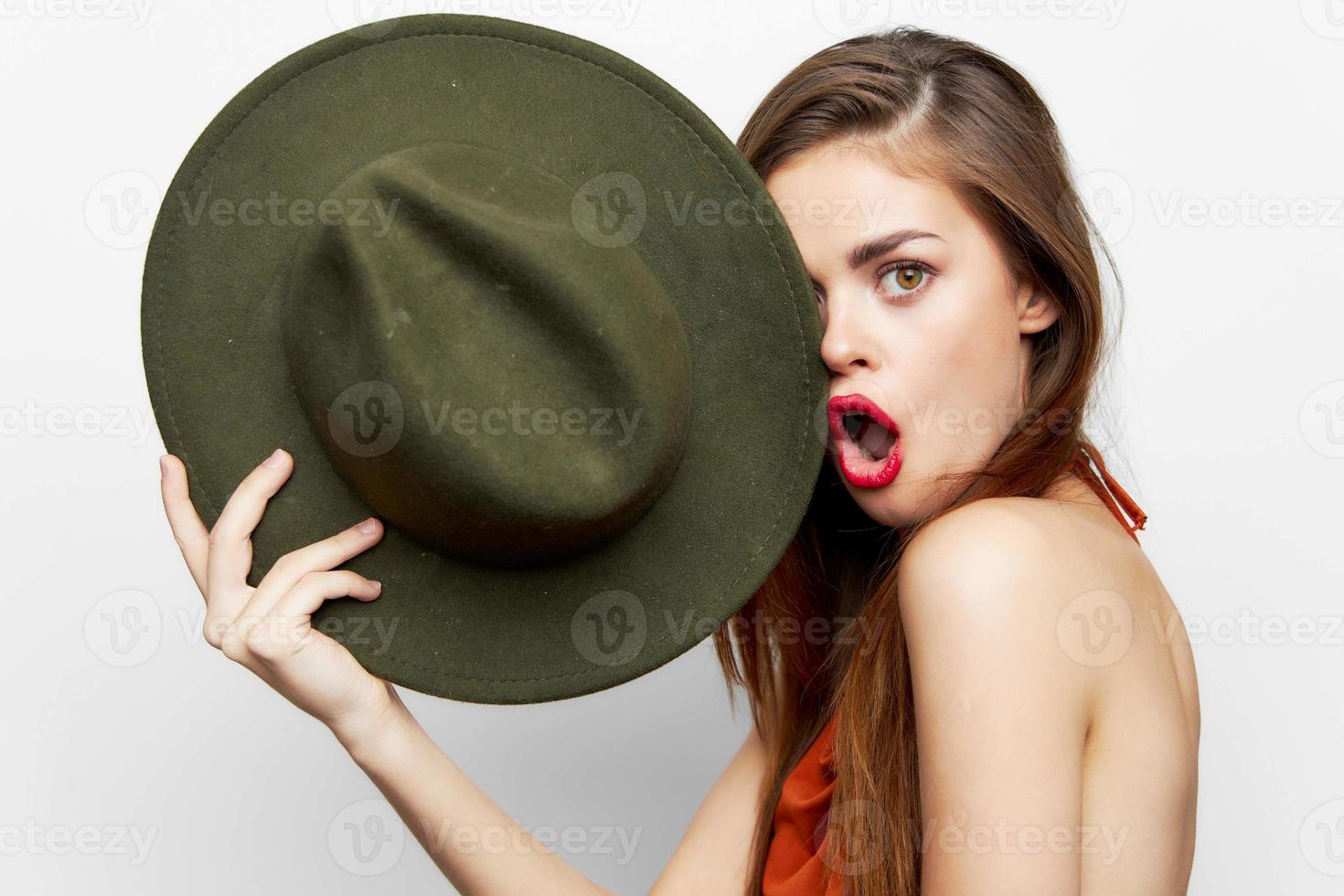 emocional mujer con sombrero con un sorprendido expresión, lujo modelo foto