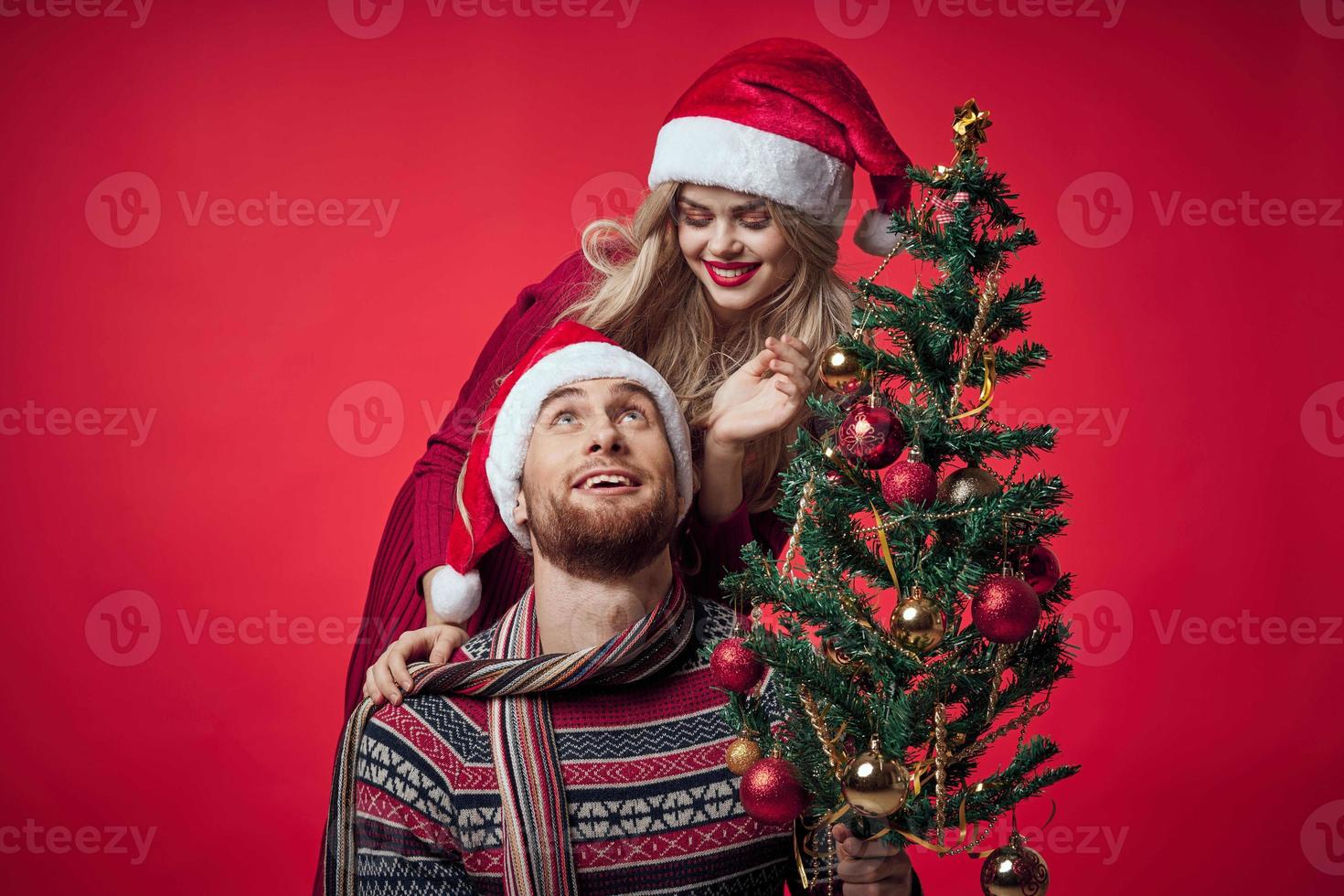 alegre joven Pareja nuevo año en un sitio de Navidad fiesta foto