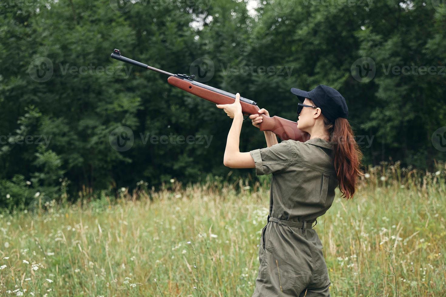 militar mujer participación un pistola arriba caza verde mochila foto