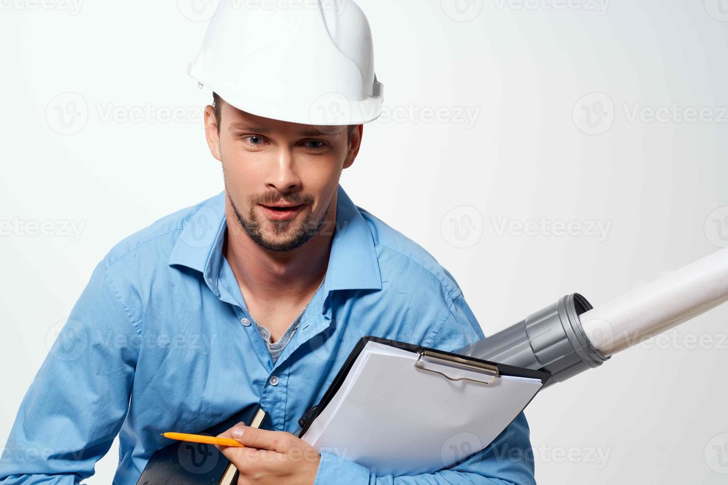 un ingeniero en un blanco casco dibujos documentos profesionales trabajo foto