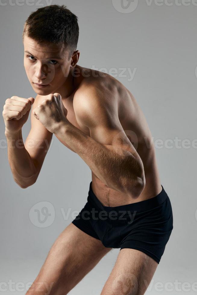 Boxer en un gris antecedentes desnudo torso carrocero aptitud foto