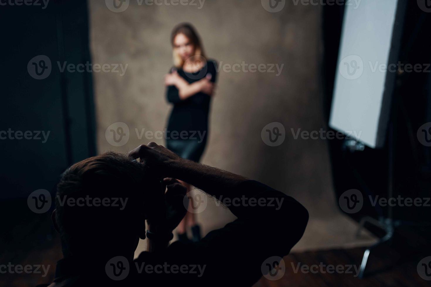 mujer posando en estudio foto estilo de vida