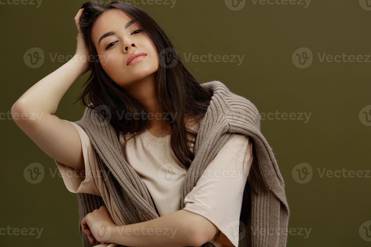 joven mujer suéter en el espalda posando ropa Moda aislado antecedentes foto