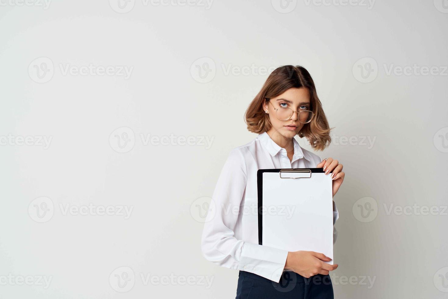 mujer con lentes oficina gerente trabajo documentos foto